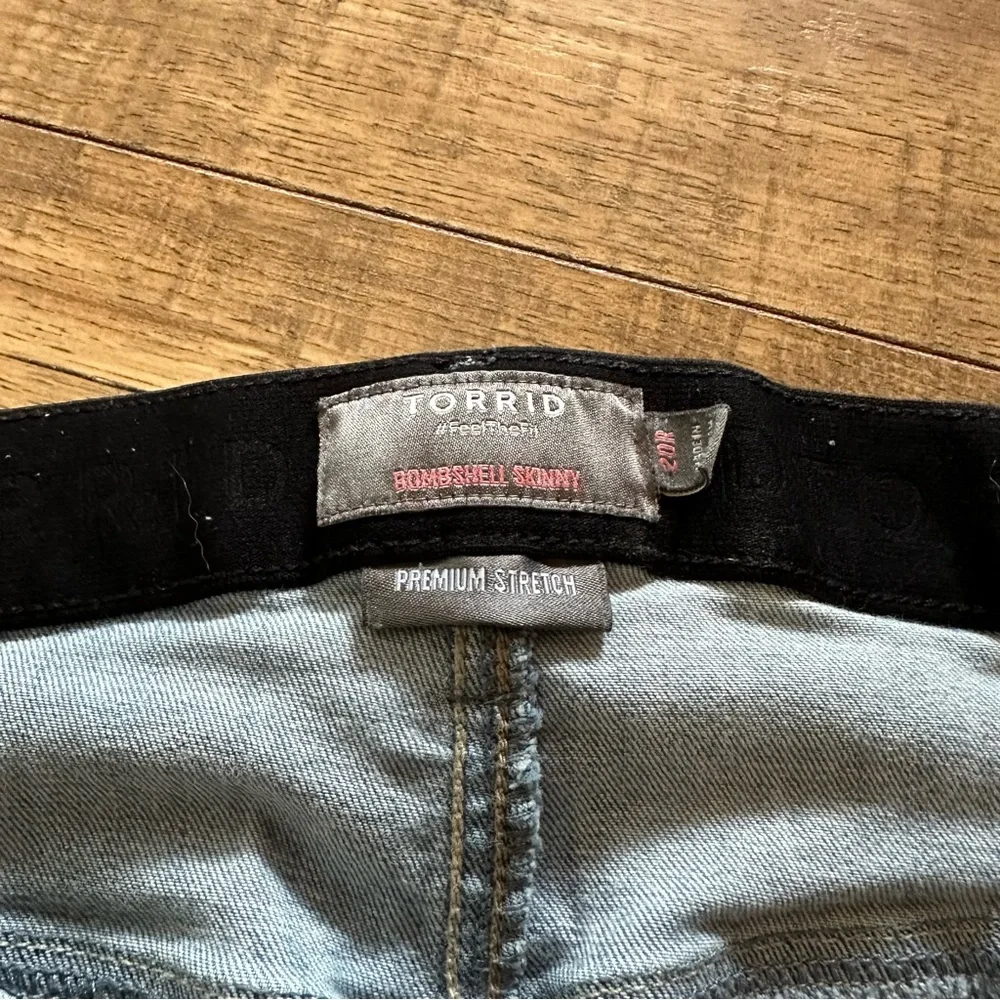 Torrid Lightly Distressed Bombshell Skinny Jeans size 20r - Picture 4 of 9